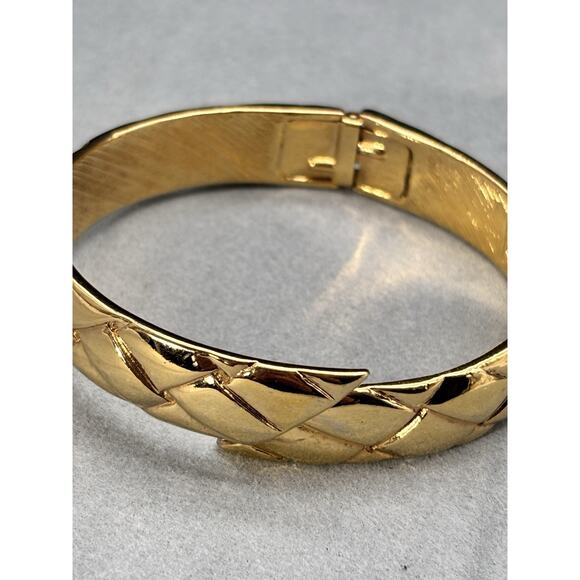 Vintage Monet Gold Tone Textured Hinged Bangle Bracelet Shiny Excellent - Picture 16 of 16